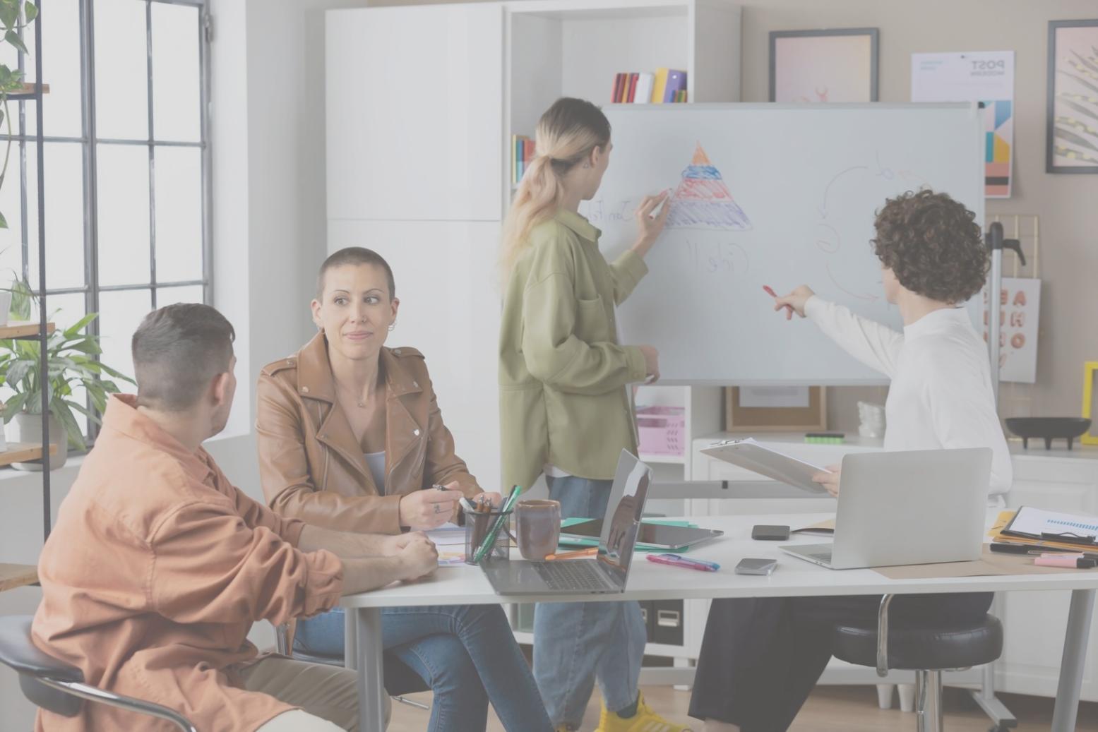 Teammitglieder bei der Analyse von Unternehmensdaten